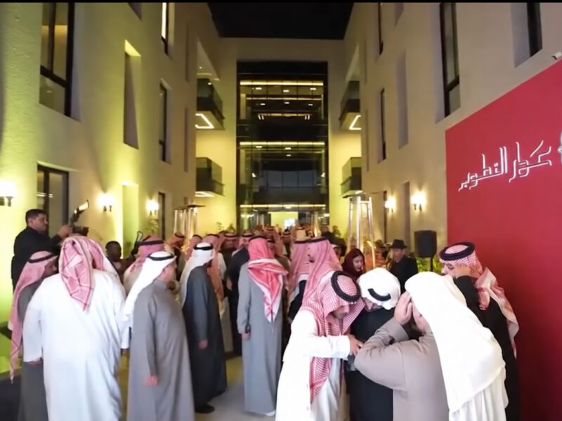 استقبال الحضور خلال فعالية في قاعة داخلية